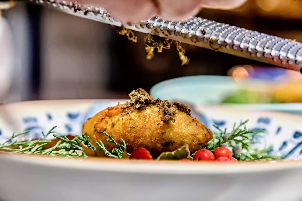 Balmoș cu trufe proaspete Balmoș reinterpretat cu trufe proaspete, servit cald, cu texturi aurii și note vegetale.