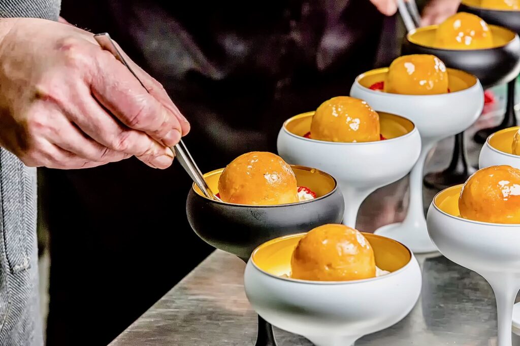 Geometria gustului Chef Silviu aranjează deserturi glazurate în cupe de porțelan, cu precizie și echilibru cromatic.