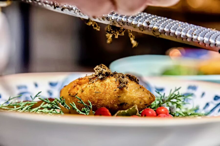 Balmoș reinterpretat cu trufe și ierburi aromatice – simbol al gustului care leagă tradiția de amintire.